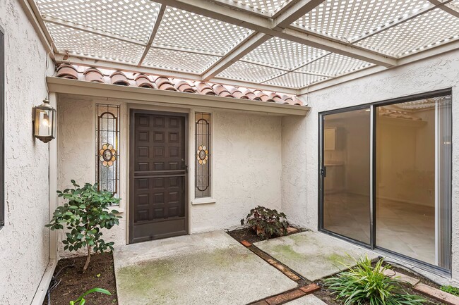 Building Photo - Gorgeous 2 bedroom, 2 bath in the hills ab...
