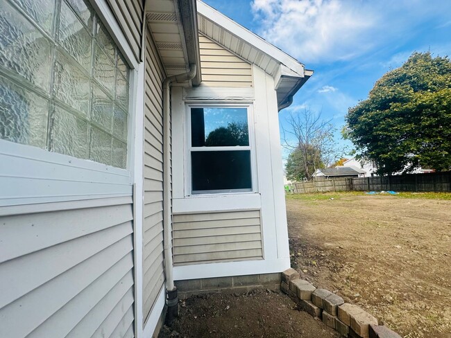 Building Photo - MOVE-IN READY !! BEAUTIFULLY  PROPERTY WITH HUGE YARD