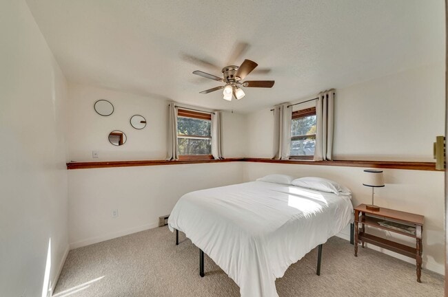 Building Photo - 4120 Lakeview Dr