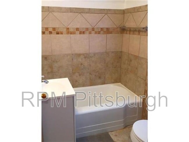 Building Photo - 2108 Lucina Ave