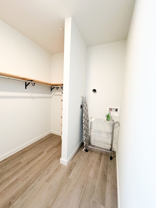 Building Photo - Furnished Residence