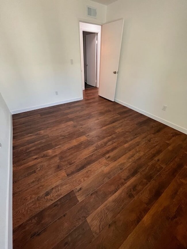 Building Photo - 3 bed 1.5 bath 2 story condo in Park Place...