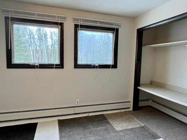 Building Photo - Pet friendly 2 bedroom, utilities included