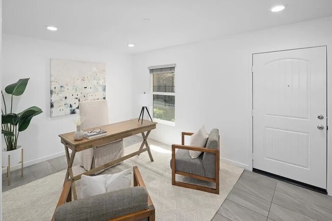 Extra room (office) on the first floor - 357 Mission Terrace Ave