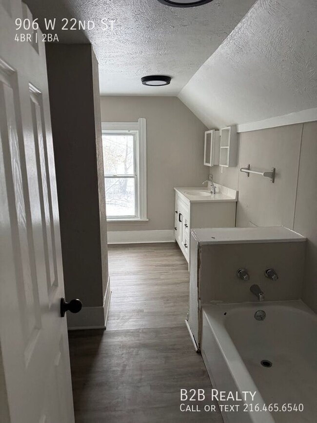 Building Photo - 906 W 22nd St