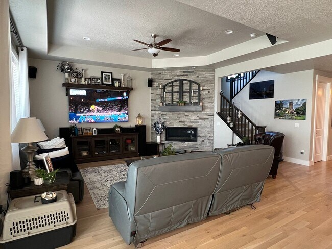 Building Photo - Beautiful custom built home with 4 bed 3.5...