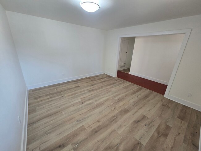 Building Photo - Spacious 3/2/2 - Newly remodeled Kitchen a...