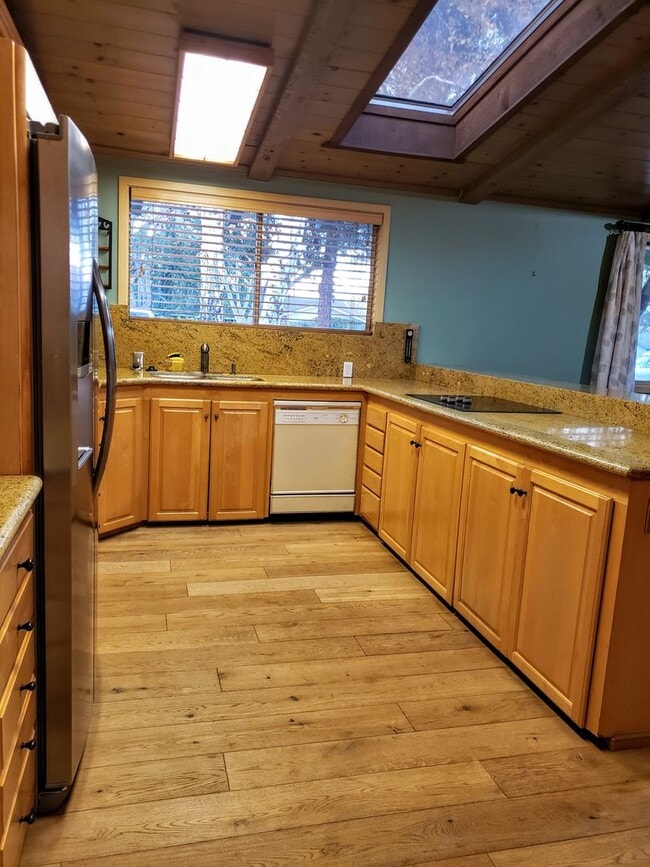 Building Photo - Mostly Furnished Bishop home with large living, dining space and a sun room.