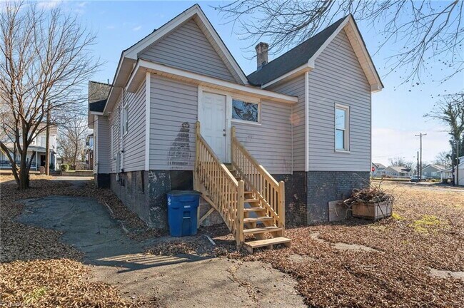 Building Photo - "Charming 4-Bedroom Home in the Heart of Winston-Salem-Pets Welcome Housing Vouchers Accepted!