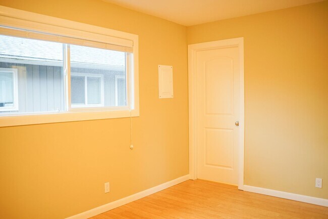 Building Photo - Corner 1-Bed w/ Off-Street Parking!