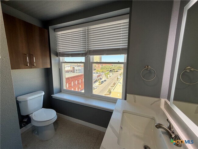 Building Photo - 103 E Central Ave