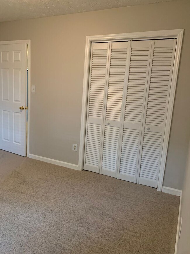 Building Photo - For Rent - Quiet neighborhood but close to everything!!