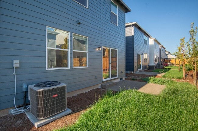 Building Photo - Beautiful newer construction 4 bed, 2.5 ba...