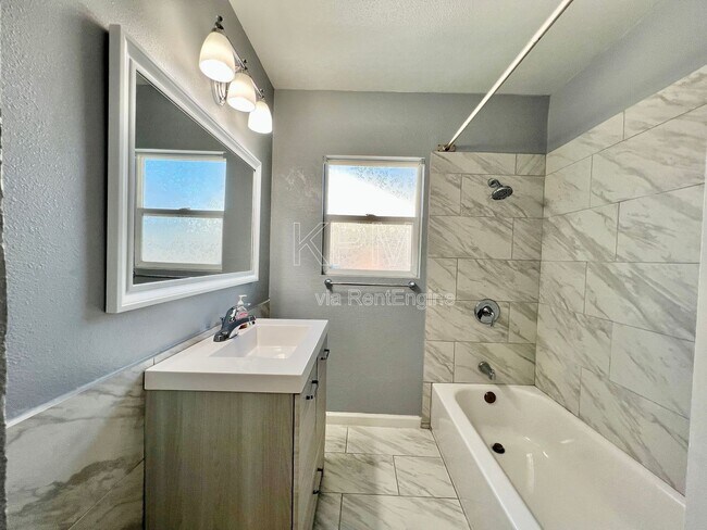 Building Photo - 2016 Canal Dr