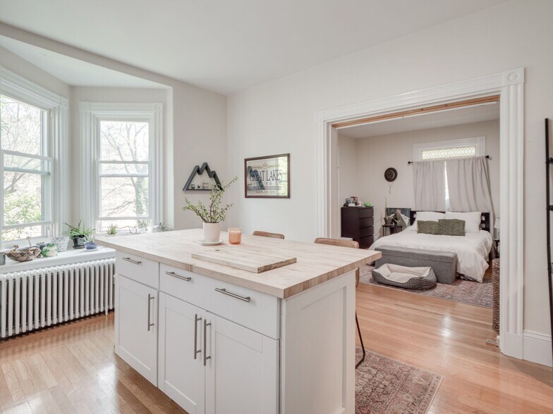 Building Photo - 3 Monmouth St