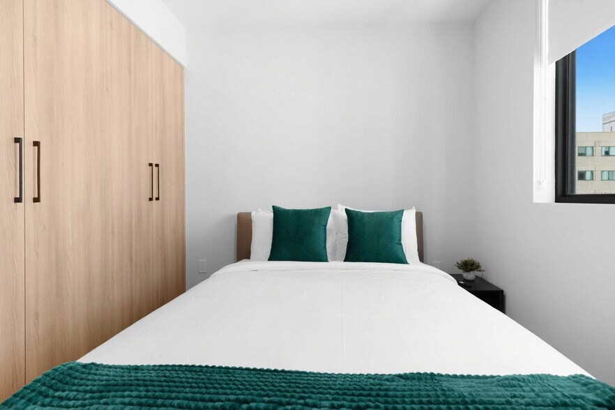 Building Photo - 501 NE 1st Ave