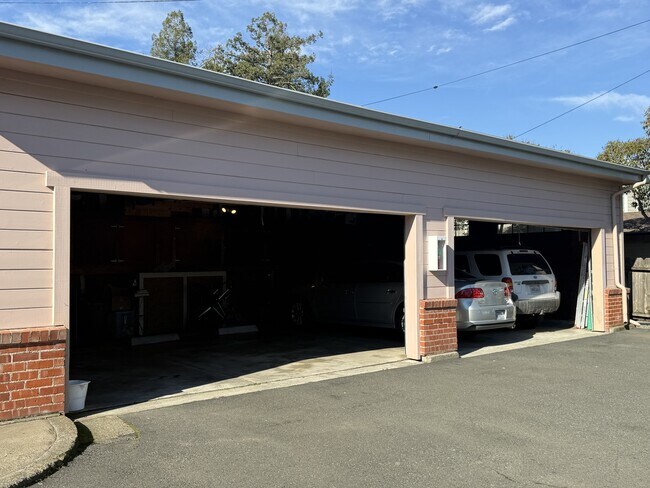 Building Photo - 33 El Rose Dr