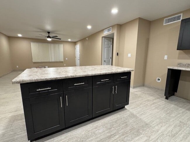 Building Photo - 3 Bedroom 2 Bathroom House FOR RENT
