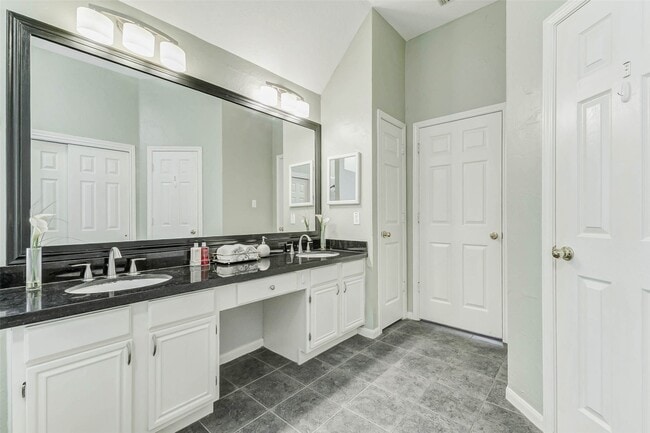 Building Photo - 4506 Silverlake Dr