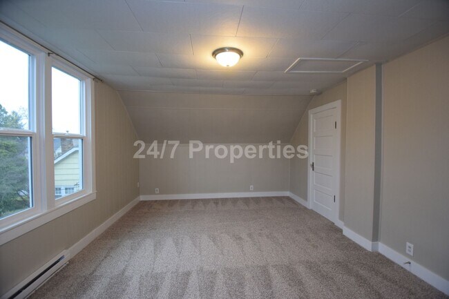 Building Photo - Charming Home in the Heart of Oregon City