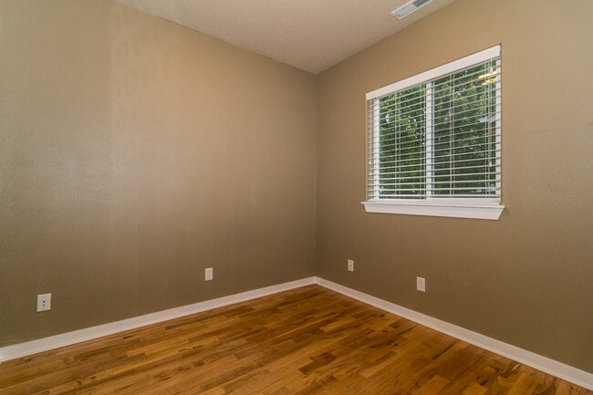 Building Photo - Beautiful 3-Bedroom, 2.5-Bath Home With Of...