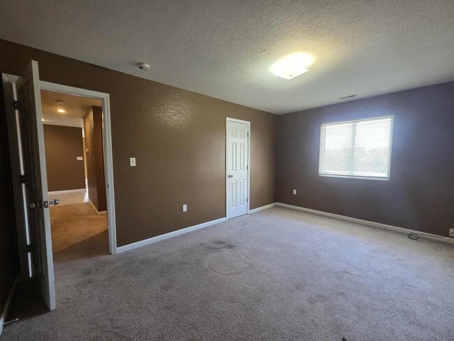 Building Photo - Beautiful Town House