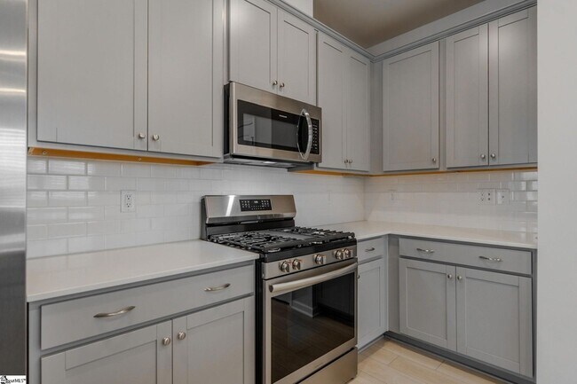 Building Photo - 14 Loebner Ln