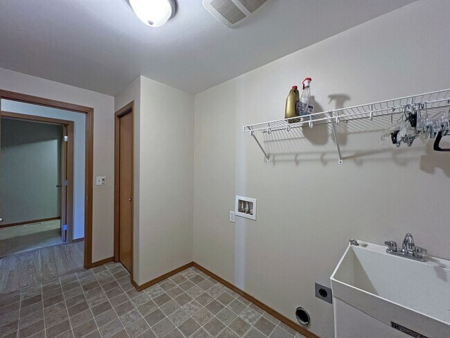 Building Photo - Exceptional 2200 sq ft Three Bedroom 2 Bath Rambler in Fed Way - with A/C