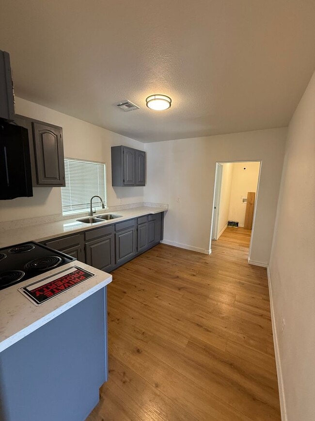 Building Photo - Remodeled 2 Bedroom w/ Utilities Included!