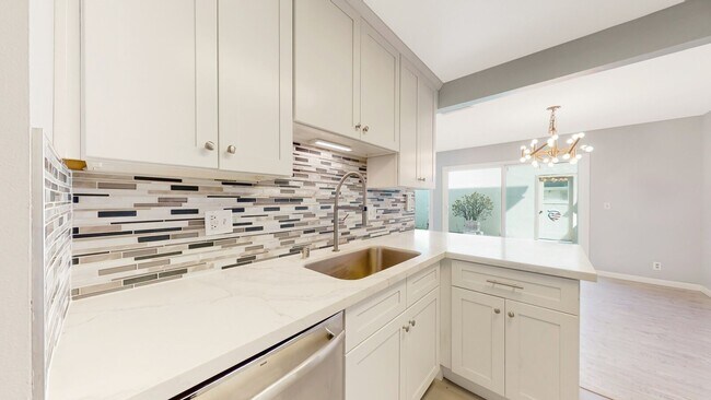 Building Photo - Sunnyvale Townhome, 3 beds 1.5 baths, Nice...