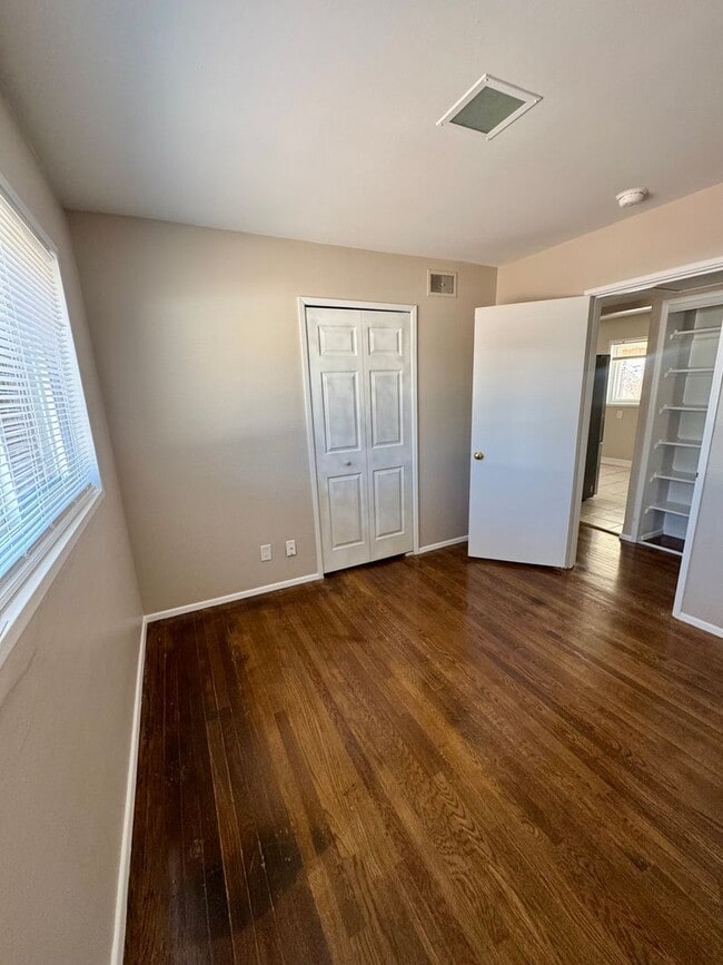 Building Photo - Updated 3 bedroom Centrally Located