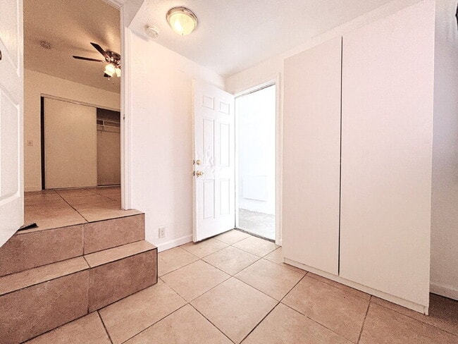 Building Photo - 950 Clela Ave