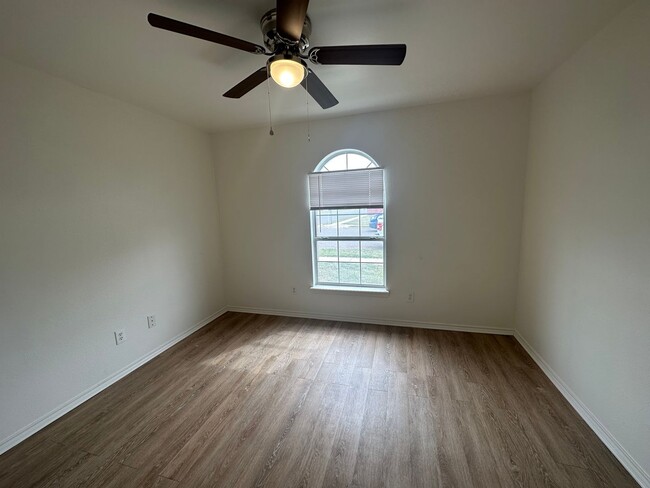 Building Photo - Wonderful updated 2/2/2 off of Milwaukee!