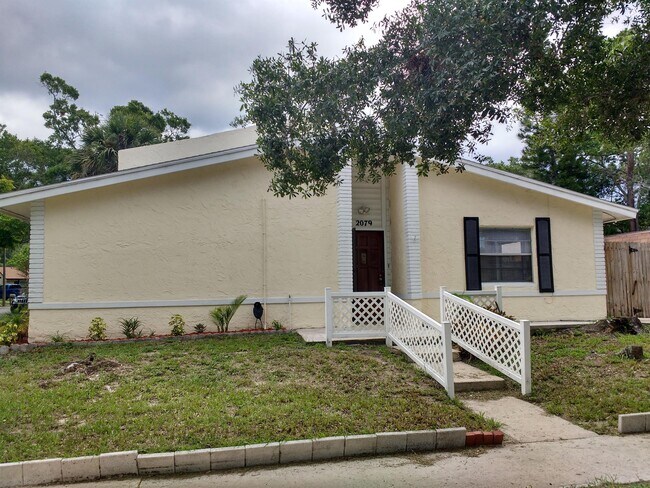 Building Photo - 2079 Santiago Way N