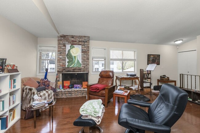 Building Photo - 222 Virginia 3 bed 2 bath apartment in historic Cathedral Hill neighborhood