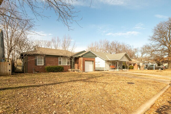 Building Photo - 3 Bedroom 1 Bath in Tulsa