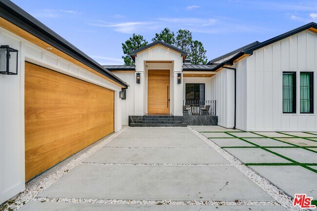 Building Photo - 16015 Valley Wood Rd