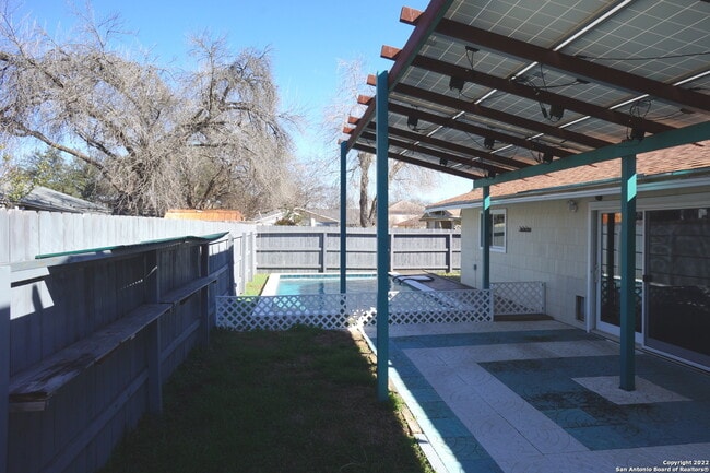 Building Photo - 6611 Woodford-