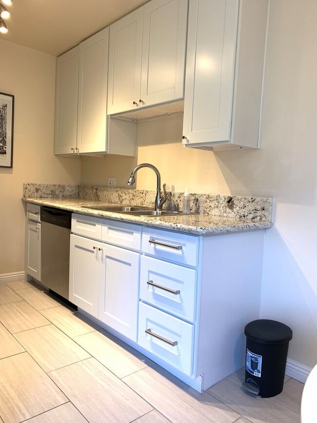 Building Photo - Condo in the Heart of Mission Valley!