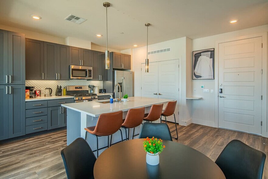 Building Photo - 15501 N Dial Blvd