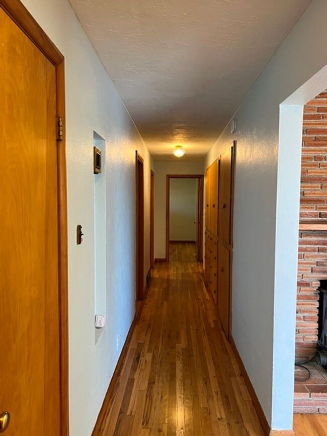 Building Photo - 3Bd/2Ba Single Story House - Available to View!