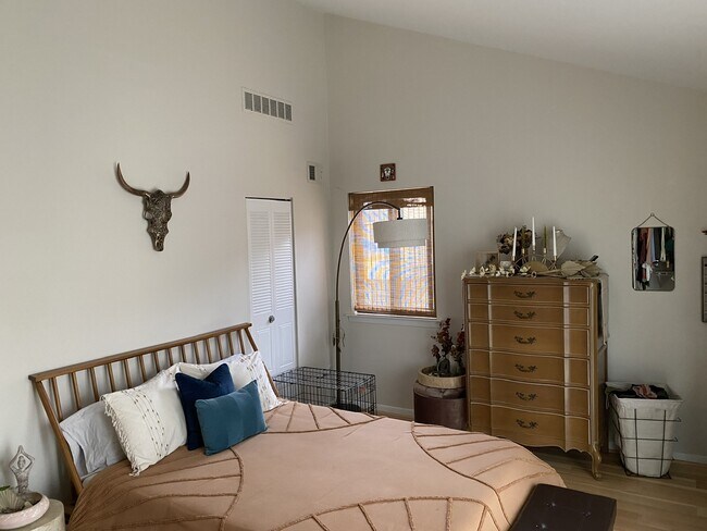 bedroom - 821 N Taney St
