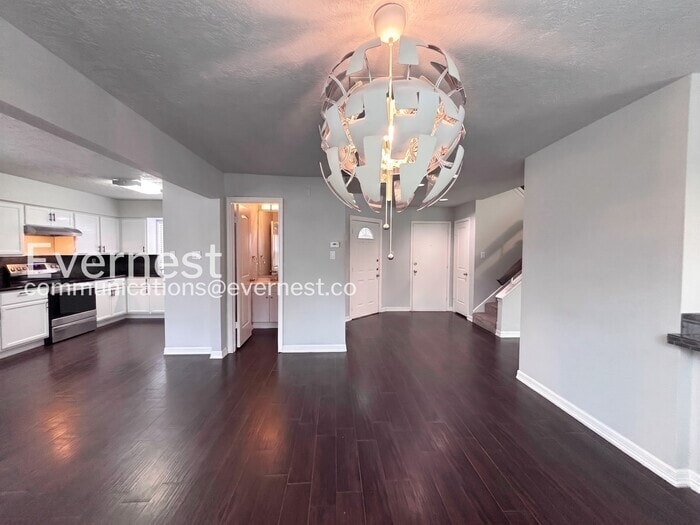 Building Photo - 7842 Royan Dr