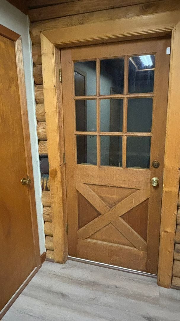 Building Photo - Log Cabin in Oconee on a 1.357 acre neighborhood wooded lot!