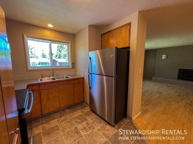 Building Photo - 2120 W 18th Ave