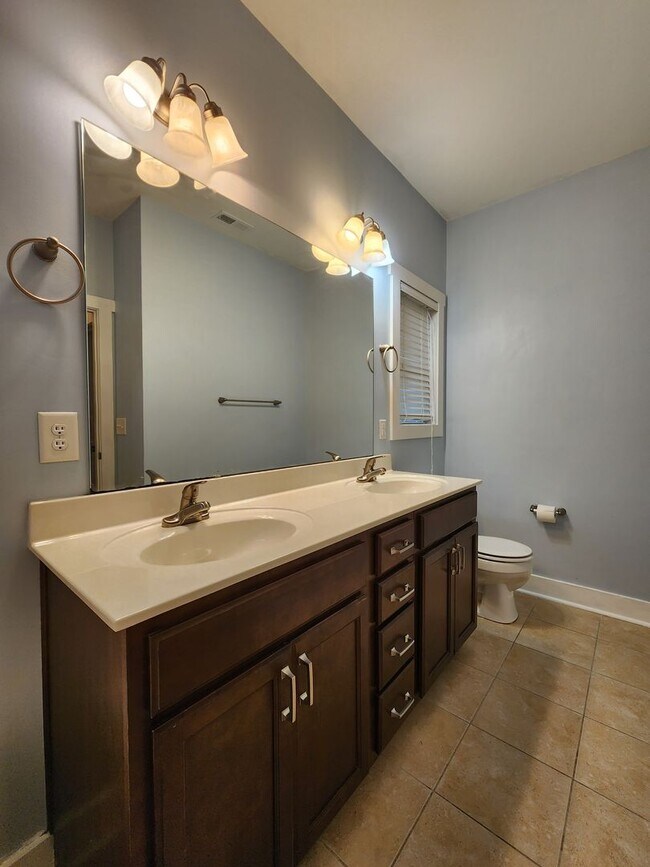 Building Photo - 3 Bedroom home with an upstair bonus room ...