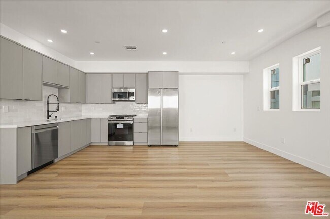 Primary Photo - 910 N Hudson Ave