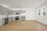 Building Photo - 910 N Hudson Ave