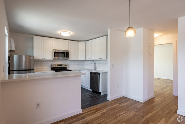 1BR, 1BA - 950SF - Everly Roseland