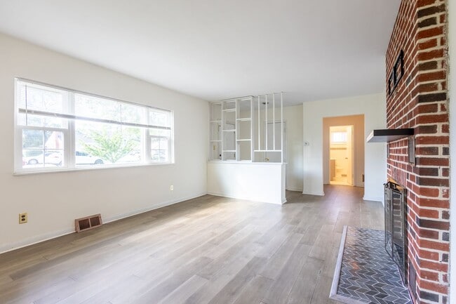 Building Photo - Lovely 3 BR/2 BA Single-Family Home in Gle...